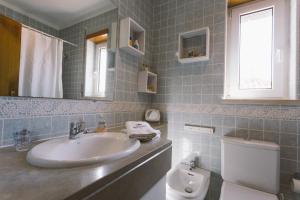 ein Badezimmer mit Waschbecken und Toilette in der Unterkunft Best Houses 34 - West Sea House in Ferrel + 28 Fotos