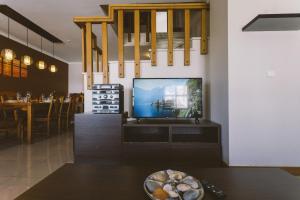 ein Wohnzimmer mit einem TV und einer Schüssel Essen in der Unterkunft Best Houses 34 - West Sea House in Ferrel