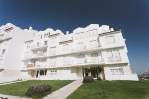 ein großes weißes Gebäude mit einer Wiese davor in der Unterkunft Best Houses 34 - West Sea House in Ferrel