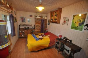 1 dormitorio con 1 cama grande en una habitación en Gîte Ardoisine, en La Gacilly