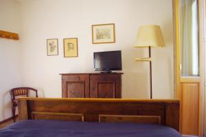 A bed or beds in a room at La Casa Altrui- Camere e Zona relax con Giardino