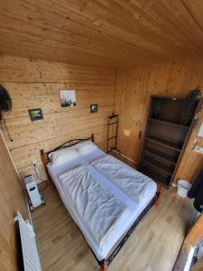 ein Schlafzimmer mit einem Bett in einem Holzzimmer in der Unterkunft EASY Lodges Berlin in Berlin