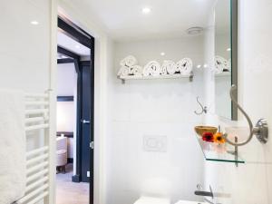 een badkamer met een wastafel en een spiegel bij Park Central Apartments in Den Haag +98 foto's