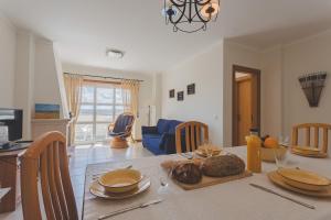佩尼謝的住宿－Best Houses 35 - Baleal Sol，厨房以及带桌椅的用餐室。