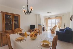 佩尼謝的住宿－Best Houses 35 - Baleal Sol，用餐室以及带桌椅的起居室。