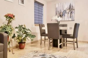 - une salle à manger avec une table et des chaises dans l'établissement Acogedor departamento 3 recamaras, à Reynosa