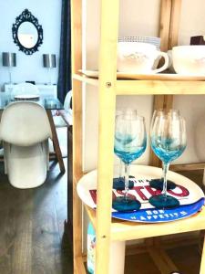 un estante con dos copas de vino en un plato en Habitation CASSIOPEE en París