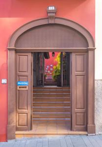 エル・パソにあるCasa Juradoの木製の扉付きの建物の入口