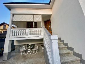 a house with a balcony with chairs and a table at Villa Ida in Collegno