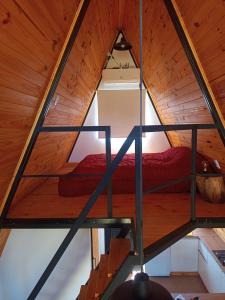una habitación en una casa del árbol con una cama en ella en Miracielos en San Rafael