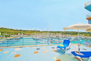 - Piscina con 2 sillas, sombrilla y barcos en Apartment Mykonos by Algarve Vacation, en Albufeira