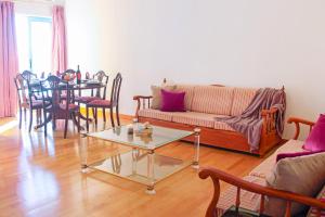 una sala de estar con un sofá y una mesa en Apartment Mykonos by Algarve Vacation, en Albufeira