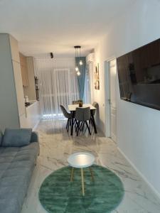 un soggiorno con un divano e un tavolo di Roxana Residence a Oradea