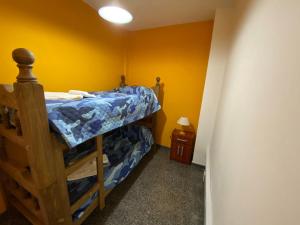 Una cama o camas cuchetas en una habitación  de departamento godoy cruz