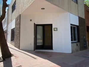 un edificio con una puerta en el costado en departamento godoy cruz en Godoy Cruz