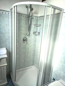y baño con ducha y puerta de cristal. en NINO'S IN NOCELLE en Positano