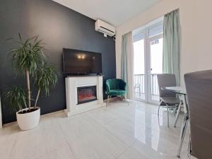 a living room with a fireplace and a tv at Highsky Oradea Apartments in Oradea +35 photos