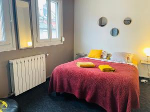 a bedroom with a bed with two yellow towels on it at Le Duplex 3 chambres - 1P à 7P - Saint Honore in Amiens
