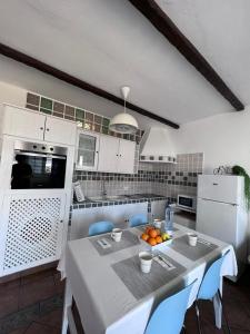 a kitchen with a table with a bowl of oranges on it at La casita de Yolanda in Caleta de Sebo