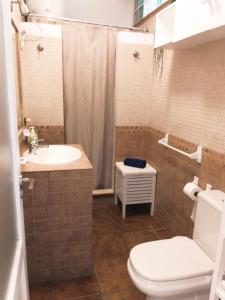 a bathroom with a toilet and a sink and a shower at La casita de Yolanda in Caleta de Sebo