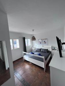 a bedroom with a bed in the middle of a room at La casita de Yolanda in Caleta de Sebo