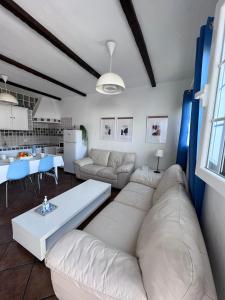 a living room with a couch and a table at La casita de Yolanda in Caleta de Sebo