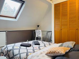 a bedroom with a bed and a desk and a window at Le Duplex 3 chambres - 1P à 7P - Saint Honore in Amiens