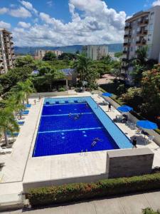 una vista aérea de una gran piscina azul en Apartamento en Hacienda Peñalisa Ceiba, Sol, Piscina y descanso, en Girardot
