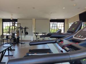 un gimnasio con varias cintas de correr y máquinas en él en Apartamento en Hacienda Peñalisa Ceiba, Sol, Piscina y descanso, en Girardot