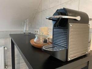 einem Toaster, der auf einer Theke sitzt in der Unterkunft SPLENDiD: ☆Vintageflat In Center☆ in Hannover