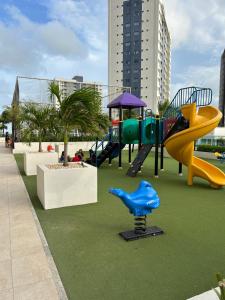 einen Spielplatz mit Rutsche und Rutsche in der Unterkunft SALINAS PARK RESORT in Salinópolis