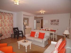 - un salon avec un canapé et une table dans l'établissement Real Village Praia Verde 142, à Praia Verde
