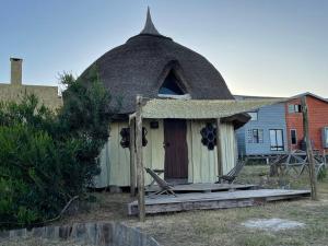 Casa pequeña con techo de paja y porche en Domo Amanita, confortable y playero!, en Punta del Diablo
