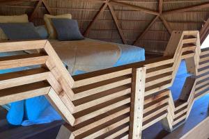 1 cama en un marco de madera en una yurta en Domo Amanita, confortable y playero!, en Punta del Diablo