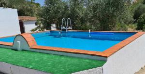 uma grande piscina com um revestimento laranja e azul em Casas da Balsa em Casal da Igreja