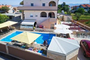 an overhead view of a swimming pool with umbrellas at Apartments Julijana 2 in Privlaka