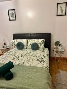 łóżko z dwoma poduszkami w sypialni w obiekcie Cosy City Centre Apartment w mieście Inverness