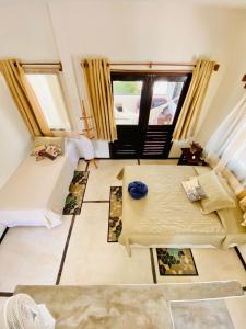 een woonkamer met 2 bedden en een raam bij Morada IKIGAI KiteHouse in Prea