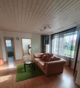 salon z kanapą i stołem w obiekcie Apartment/Ferienwohnung im ruhigen Calden in der nähe von Kassel w mieście Calden