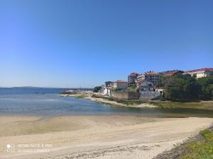 - une vue sur une plage avec des maisons au loin dans l'établissement CASA CON ESPECTACULARES VISTAS AL MAR, à Escarabote