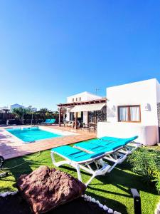 Villa con piscina y chaise longue en Villa Marina1, en Playa Blanca