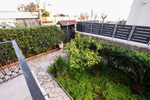 A garden outside [Casa sul mare]+Posto auto+Giardino+WiFi