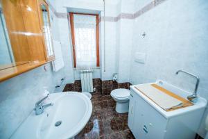 A bathroom at [Casa sul mare]+Posto auto+Giardino+WiFi