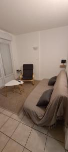 1 dormitorio con 1 cama grande y 1 silla en Residence T2 du Golf de Digne, en Digne-les-Bains