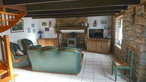 uma sala de estar com um sofá e uma lareira em Location de vacances en Bretagne sud em Névez