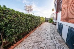 A garden outside [Casa sul mare]+Posto auto+Giardino+WiFi