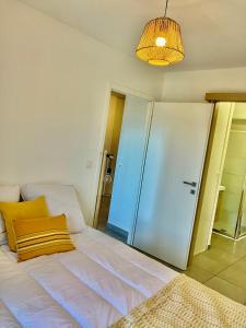 1 dormitorio con cama y lámpara de araña en Bastia sud , Quartier residentiel, en Bastia