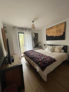 sypialnia z łóżkiem i telewizorem w obiekcie Appartement calme proche Bastia w mieście Cardo