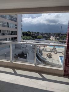 - Vistas a la piscina desde un edificio en Apto Centro Bertioga, en Bertioga