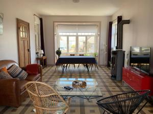 un soggiorno con divano e tavolo di La Villa L'Escale a Audresselles